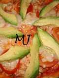 Pizza de atún con aguacate