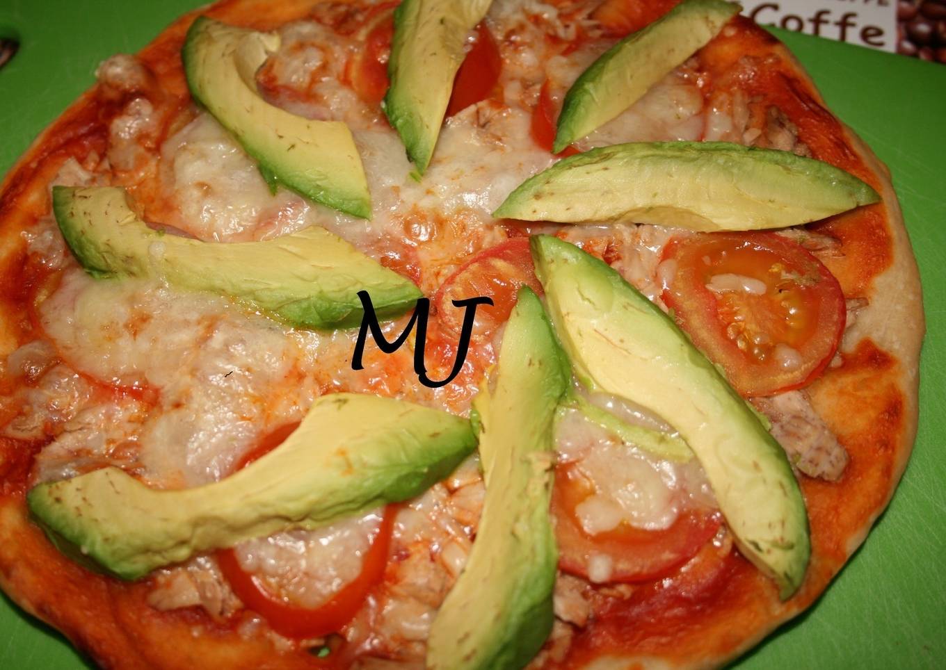 Pizza de atún con aguacate<br />