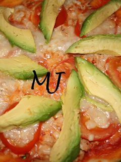 Una foto de Pizza de atún con aguacate