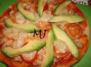 Una foto de Pizza de atún con aguacate