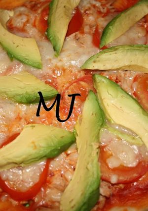 Una foto de Pizza de atún con aguacate