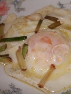 Una foto de Huevos fritos con ajos tiernos
