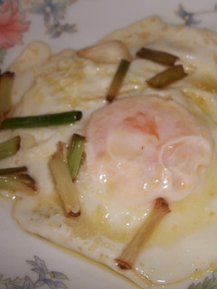 Una foto de Huevos fritos con ajos tiernos
