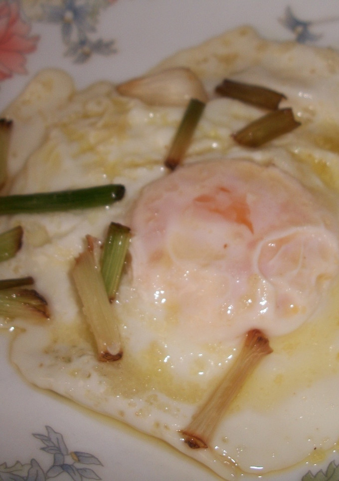 Una foto de Huevos fritos con ajos tiernos