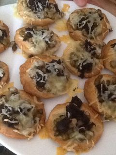 Una foto de Tartaletas de habitas baby con morcilla de cebolla