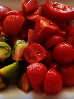 Una foto de Ensalada con tres tipos de tomate