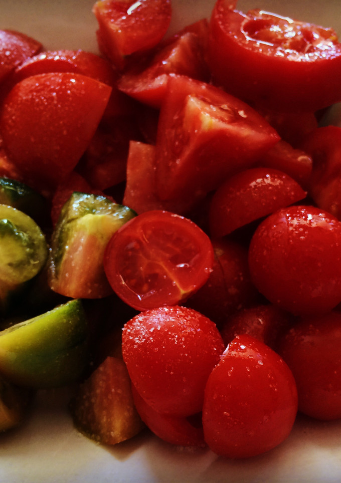 Una foto de Ensalada con tres tipos de tomate
