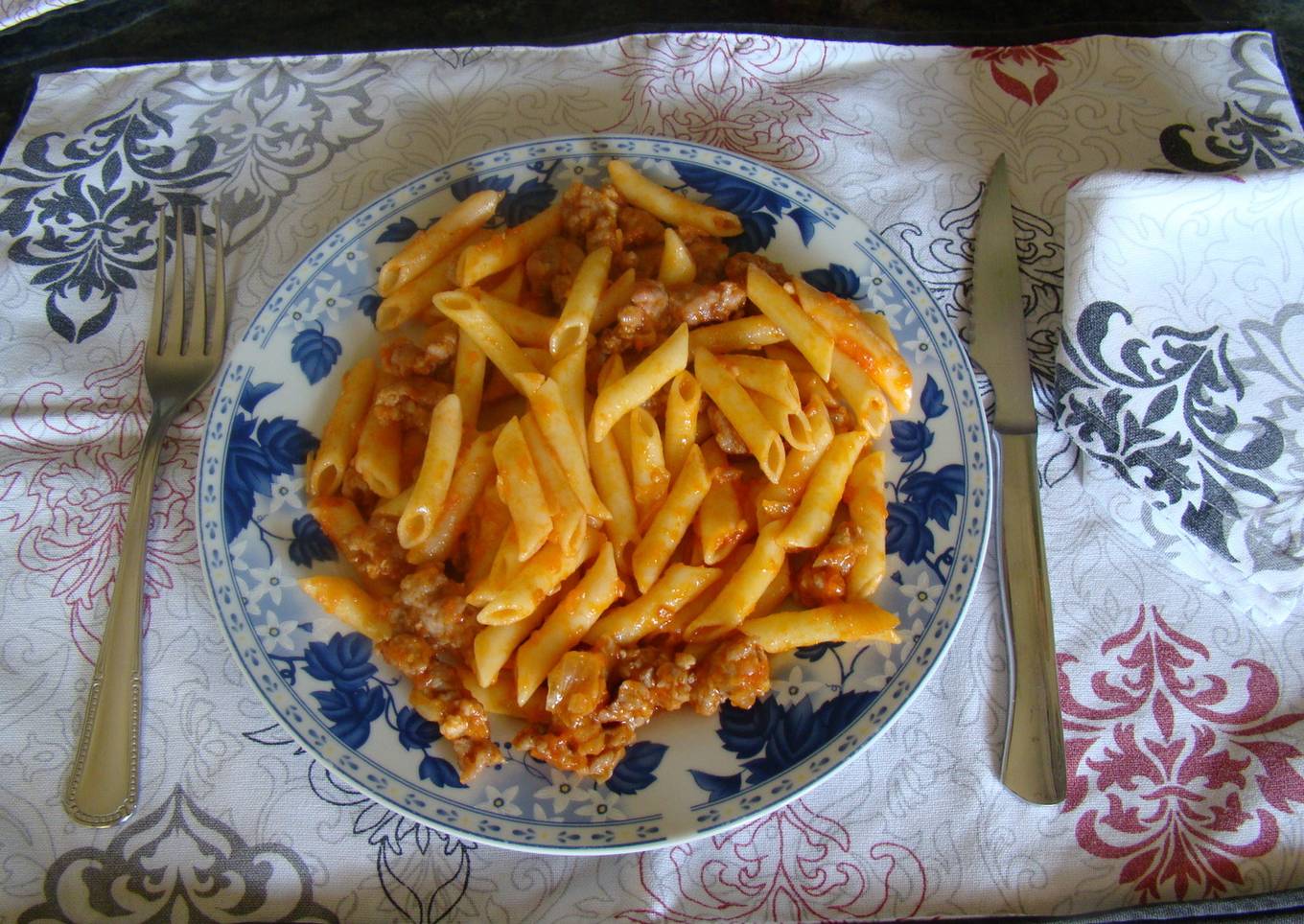 Macarrones con salchichas y salsa de tomate