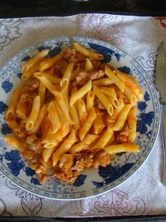 Una foto de Macarrones con salchichas y salsa de tomate