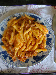 Una foto de Macarrones con salchichas y salsa de tomate