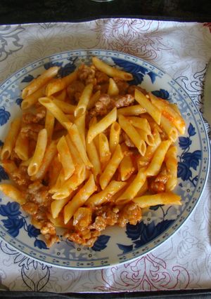 Una foto de Macarrones con salchichas y salsa de tomate