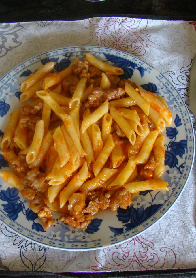 Una foto de Macarrones con salchichas y salsa de tomate