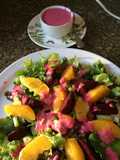 Ensalada de remolacha y naranja sobre verdes