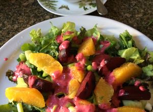 Una foto de Ensalada de remolacha y naranja sobre verdes