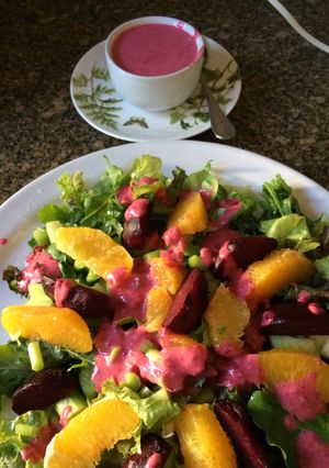 Una foto de Ensalada de remolacha y naranja sobre verdes