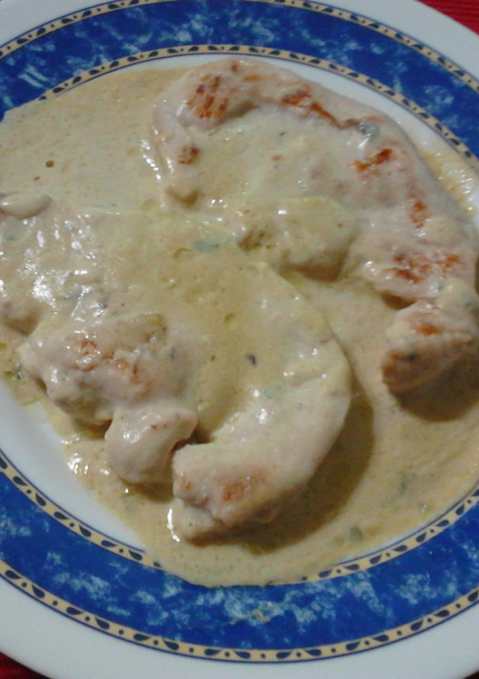 Una foto de Filetes de pavo, en salsa de queso azul de vaca y oveja al romero