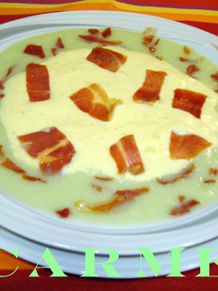 Una foto de Sopa de melón con crema de melocotón