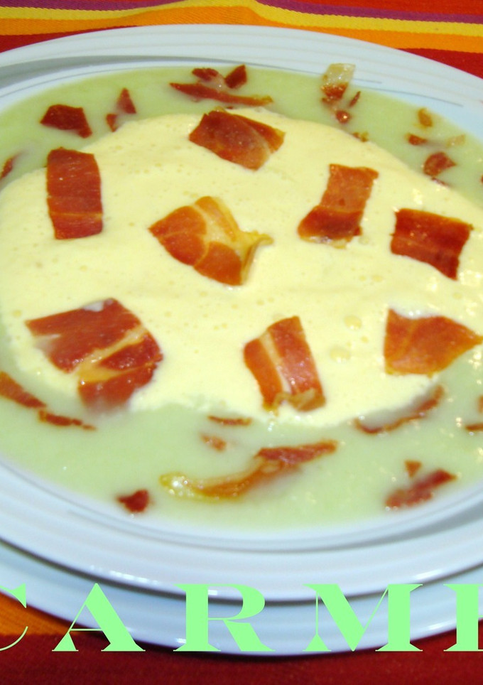 Una foto de Sopa de melón con crema de melocotón