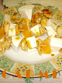 Una foto de Brochetas de queso y pollo a la naranja