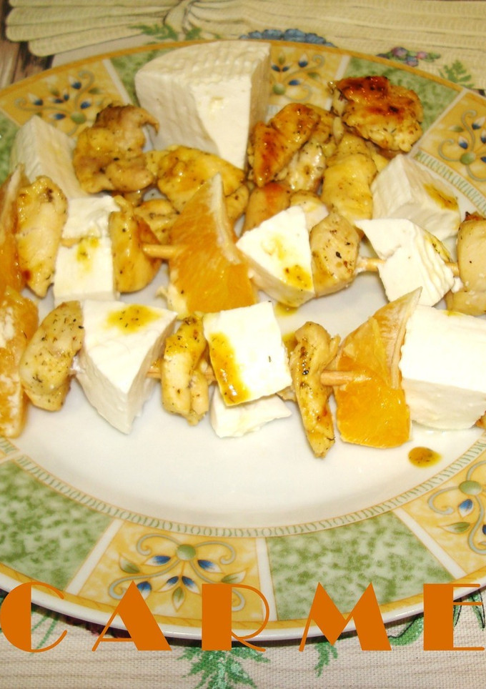 Una foto de Brochetas de queso y pollo a la naranja
