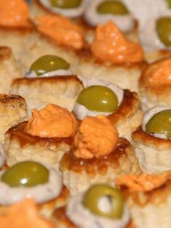 Una foto de "Vol Au Vents" rellenos de Anchoa y Sobrasada