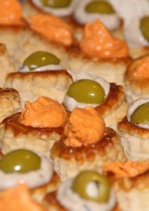 Una foto de "Vol Au Vents" rellenos de Anchoa y Sobrasada