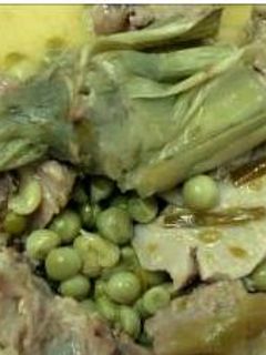 Una foto de Cordero con ajetes, guisantes y alcachofas