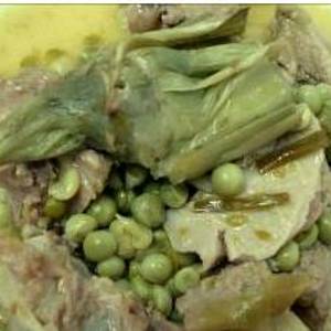 Cordero con ajetes, guisantes y alcachofas