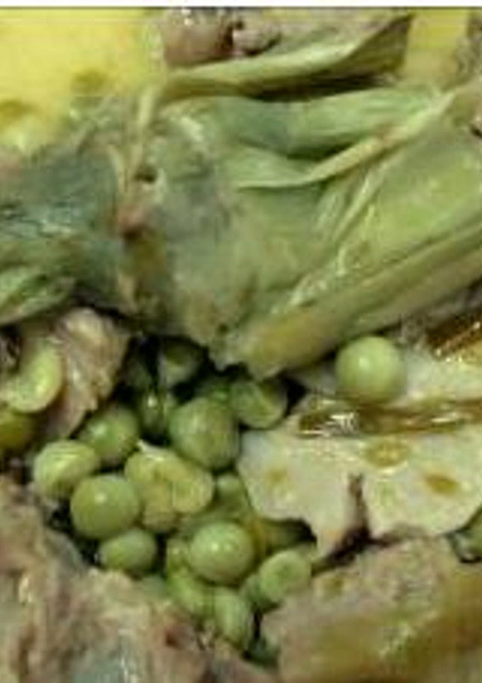 Una foto de Cordero con ajetes, guisantes y alcachofas