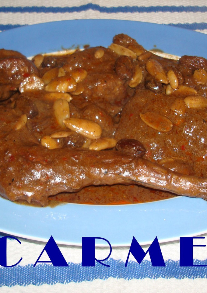 Una foto de Conejo con frutos secos en salsa