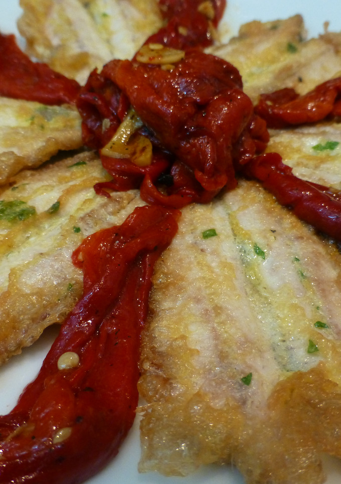 Una foto de Anchoas del cantábrico, con pimientos del piquillo