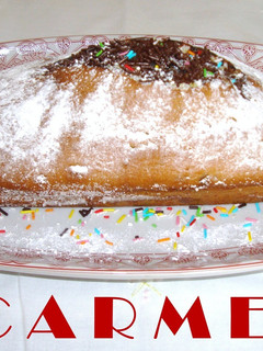 Una foto de Plum cake con café