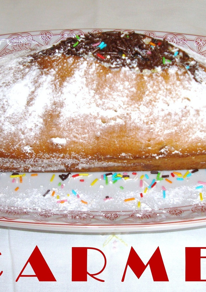 Una foto de Plum cake con café