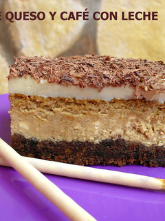 Una foto de Tarta de queso y café con leche