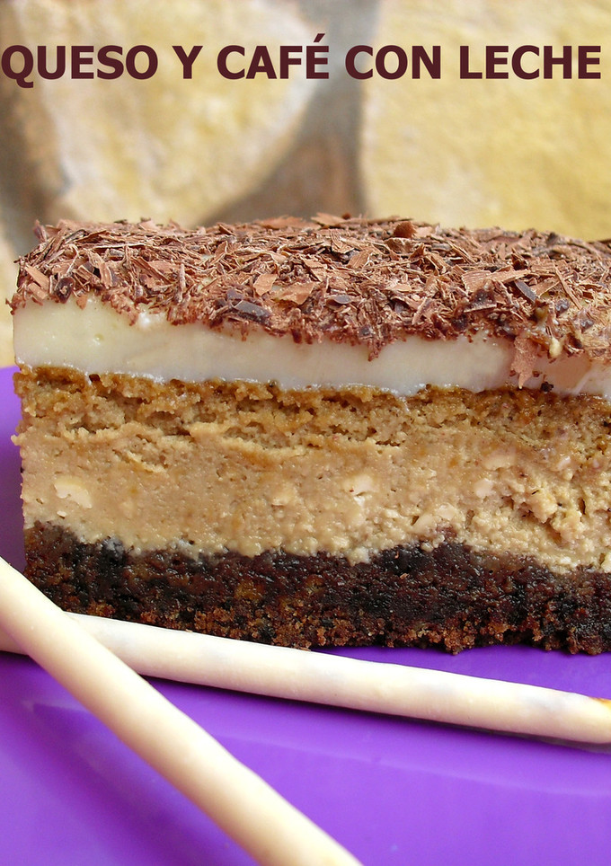 Una foto de Tarta de queso y café con leche