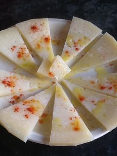 Una foto de Queso manchego con aceite de oliva y pimentón