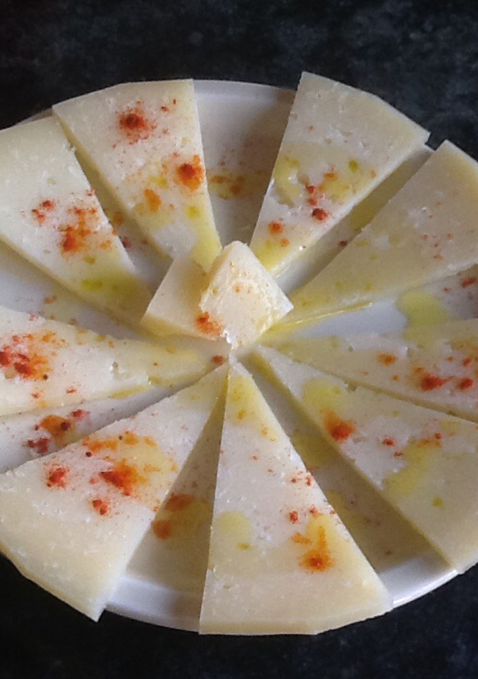 Una foto de Queso manchego con aceite de oliva y pimentón