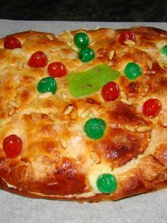 Una foto de Coca de San Juan con mazapán