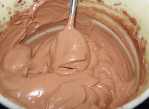 Una foto de Relleno y cobertura cremosa de chocolate para tortas