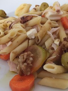 Una foto de Ensalada de pasta con nueces 