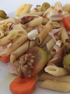 Una foto de Ensalada de pasta con nueces