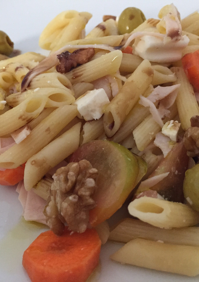 Una foto de Ensalada de pasta con nueces 