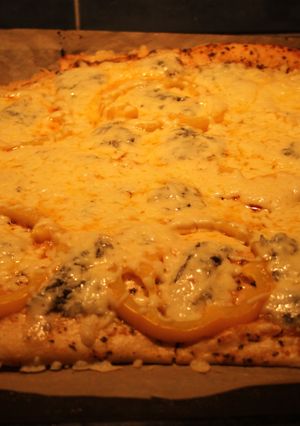 Una foto de Pizza con roquefort y jamón