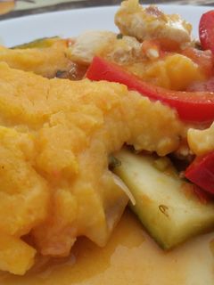 Una foto de Pastel de pollo y verduras con hierbas frescas