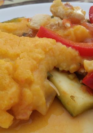Una foto de Pastel de pollo y verduras con hierbas frescas