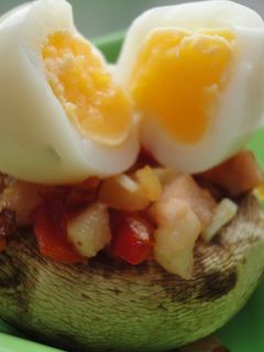 Una foto de Champiñones con huevo de codorniz