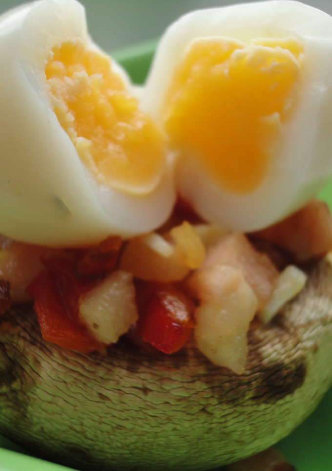 Una foto de Champiñones con huevo de codorniz