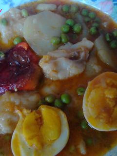 Una foto de Guiso casero de moyas de bacalao con huevo duro