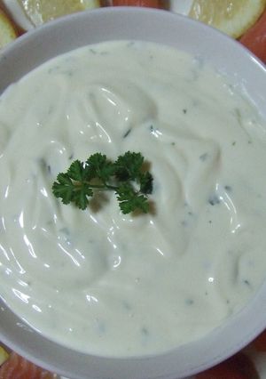 Una foto de Salsa salada de yogur y cilantro
