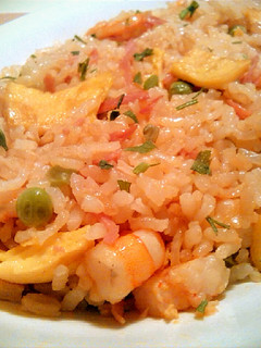Una foto de Arroz frito chino tres delicias